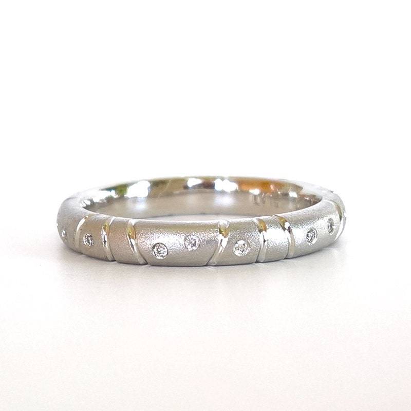 Platin Stapelring Mit Flush Set Diamanten, Platin Diamant Eternity Band, Verlobungsring, Moderner Einzigartiger Ehering von PratimaDesign