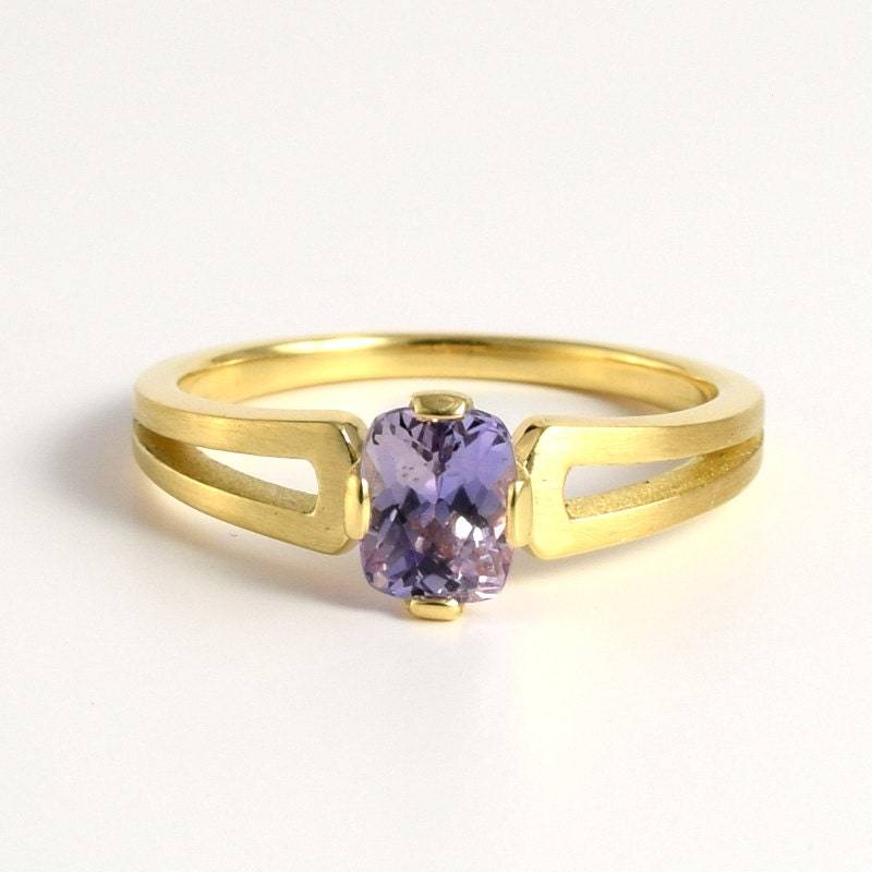 Sapphire 18K Gold Verlobungsring "Twin' | Kissenschliff Naturfarben Blauer Saphir Solitär Ring Hochzeit Gold Unikate von PratimaDesign