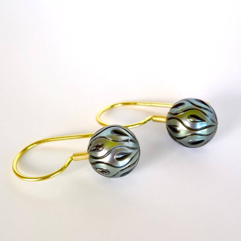 Schwarze Perlen Ohrringe, Tahitiperlen Ohrringe "Tropfen' in 750 Gold, Geschnitzte Perlenohrringe, Moderne Goldtropfenperlenohrringe von PratimaDesign