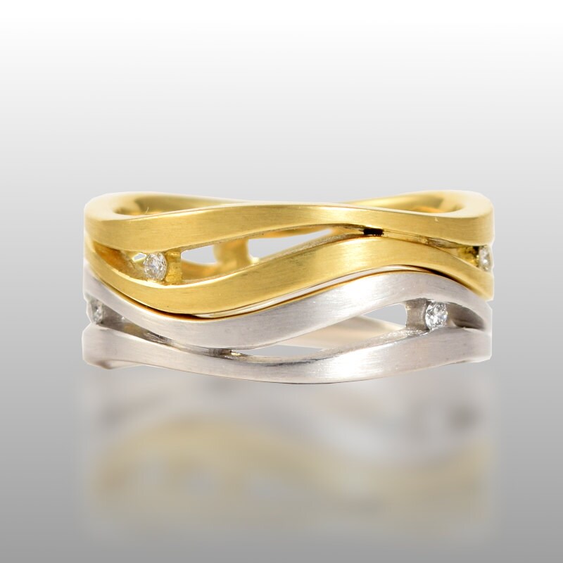 Wave Wedding Set in 18K Gelb + Weißgold Oder Platin Mit Diamanten | Stapelbare Verlobungsring Und Ehering Moderne Braut Set von PratimaDesign