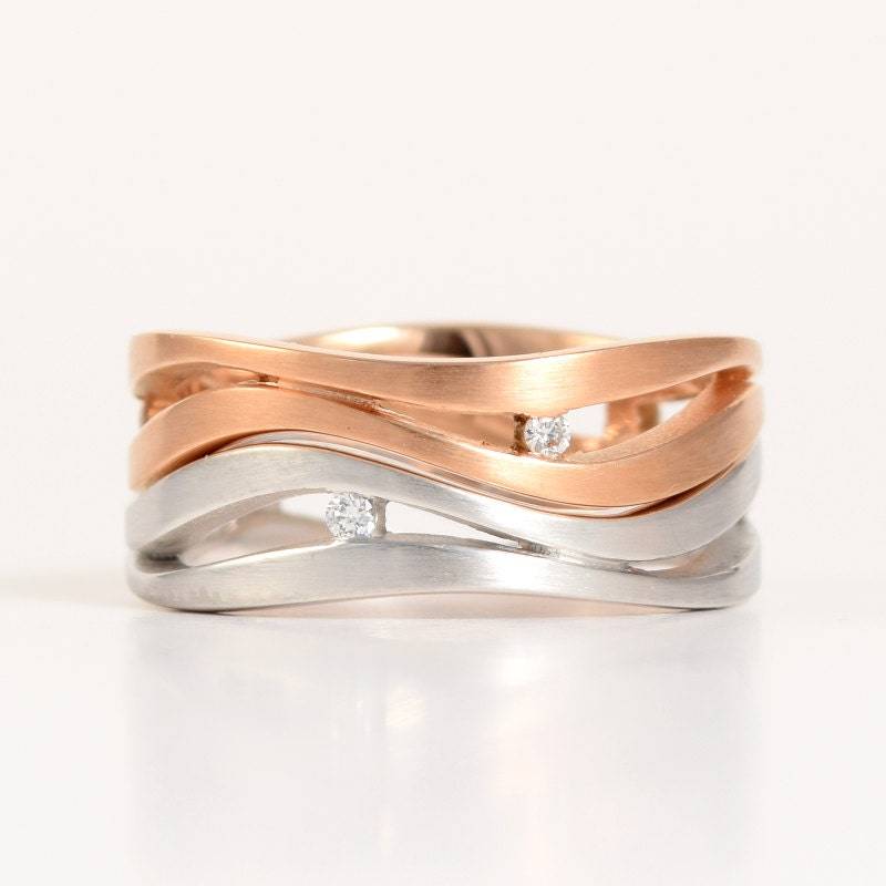 Wedding Set in 18K Rose + Weißgold Oder Platin "Wave' Mit Diamanten | Stapelbare Verlobungsring Und Ehering Moderne Braut Set von PratimaDesign