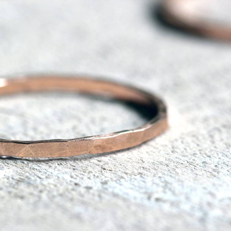 14K Rose Gold Gehämmerter Ring Schmaler Ehering von PraxisJewelry
