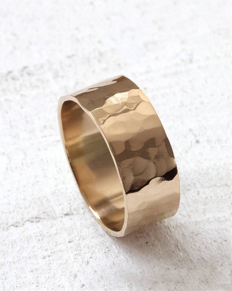 Breiter 14K Gold Gehämmerter Ehering - Recyceltes von PraxisJewelry