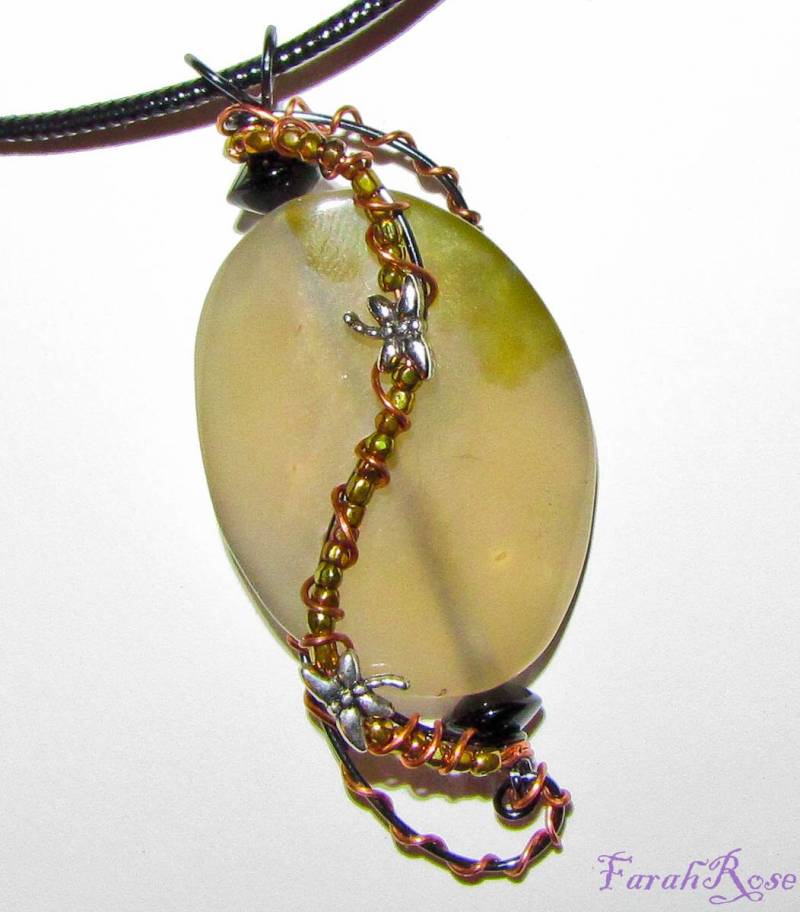 Cremige Wasser Achat, Tropfen Anhänger, Draht Gewickelt Libellen Anhänger von PrayersByTheBead