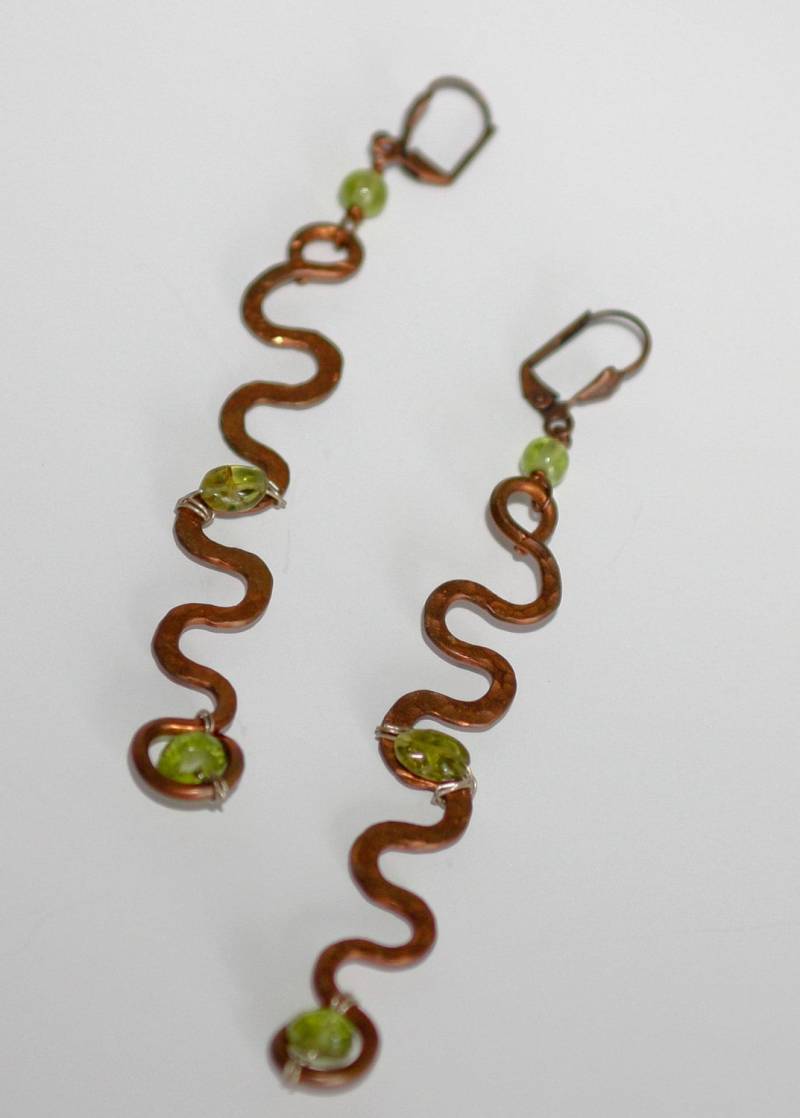 Kupfer Wellen Der Peridont Tränen Lange Hängeohrringe von PrayersByTheBead