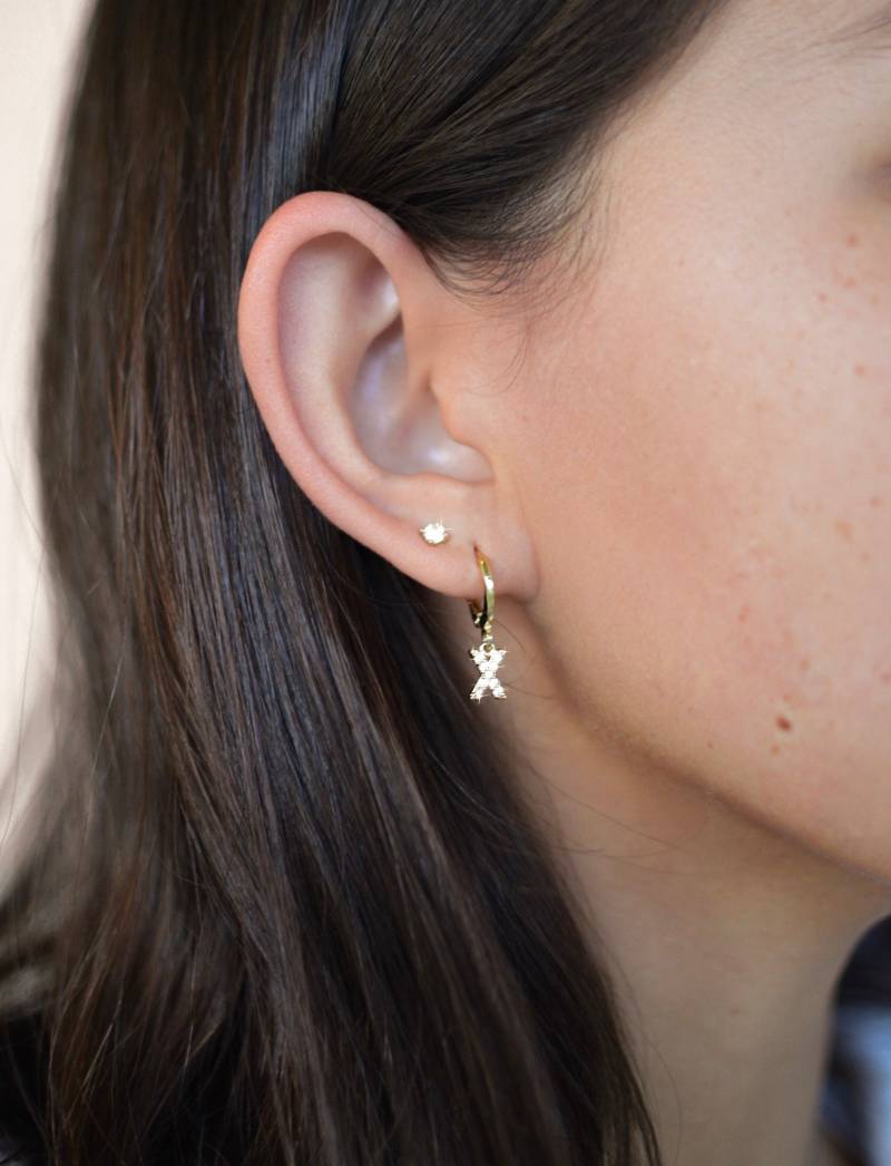 Erste Kristall Huggie Creolen Gold Versilbert Huggies Zierliche Reifen Kleine Hängencz Brief Charme Custom Personalize Valentinstag von PreciousByKate