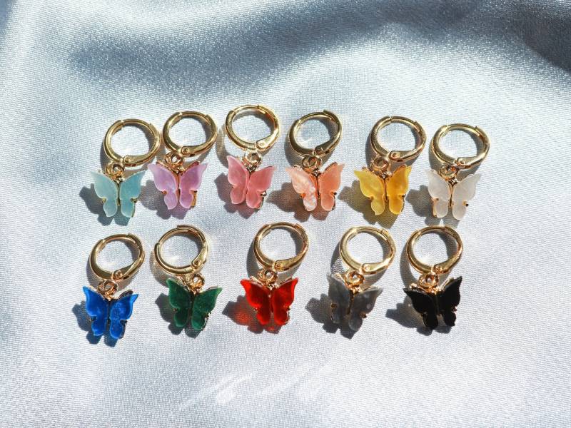 Farbige "Mariposa" Schmetterling Ohrringe - 18K Gold Huggie Hoop Ohrring Perle Pink Blau Rot Weiß Lavendel Gelb Zierlich Valentinstag Geschenk von PreciousByKate