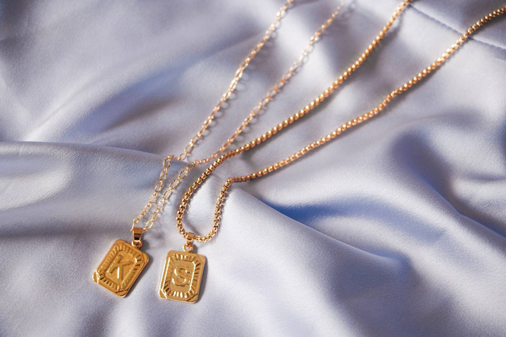 Gold Initial Letter Medaillon Anhänger Halskette Unisex Box Kette Custom Name Valentinstag Geschenk Männer Rechteck Aussage Alphabet Personalisiert von PreciousByKate