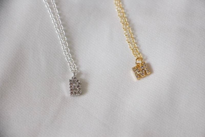 Initial Letter Cz Diamant Kristall 24K Gold Silber Platin Halskette Zierlichen Namen Hängen Charme Personalisierte Halsband von PreciousByKate