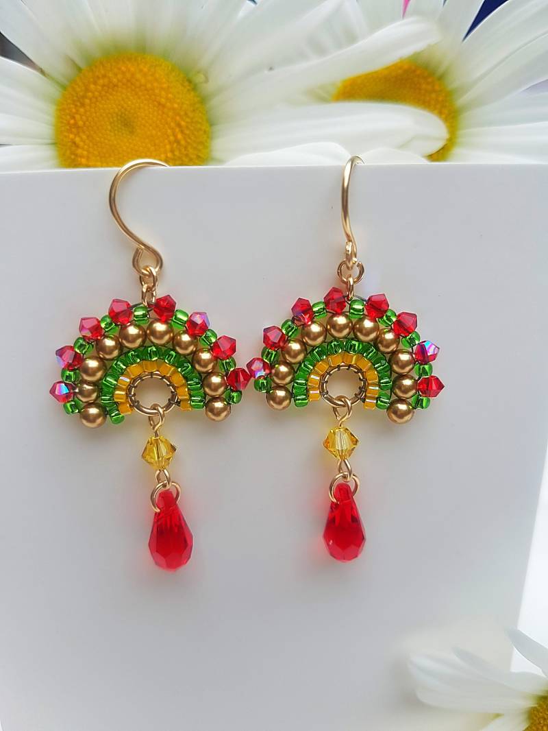 Handgemachte Swarovski Kristall Fächer Ohrringe 14K Gold Filled Roter Weihnachtsanhänger von PreciousJewelsBoutiq