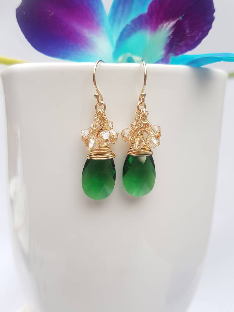 Smaragd Grün Swarovski Kristall Teardrop Ohrringe Gold Filled Wire Wrapped Dangle Smaragd Grün Swarovski Kristall Teardrop Ohrringe Gold Filled Wire Wrapped Dangle von PreciousJewelsBoutiq