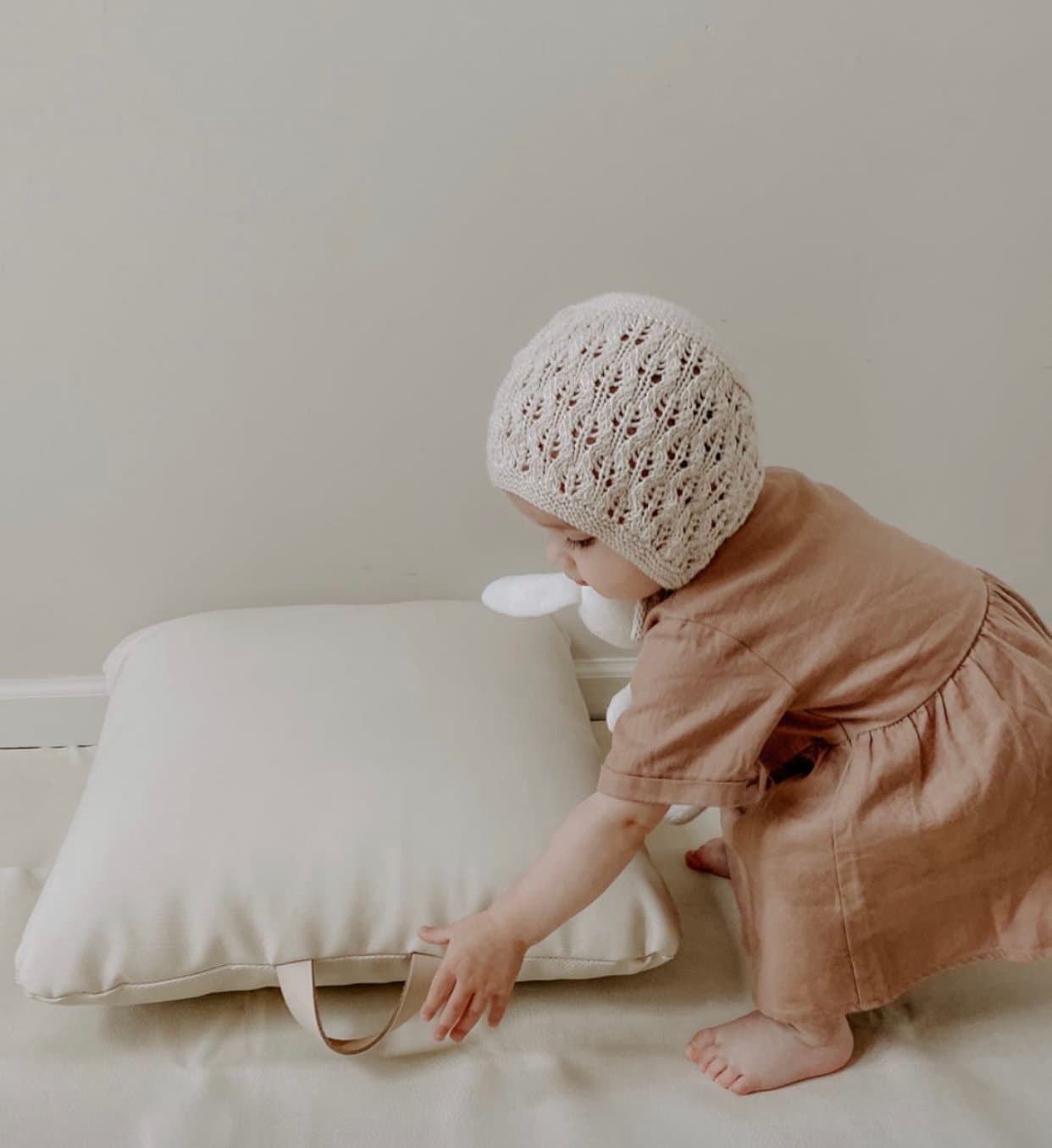 Gestrickte Baby Mütze Wolle Spitze Bonnet Vintage Stil Taufhaube Strick Photo Props Outfit von PreciousKidsnits