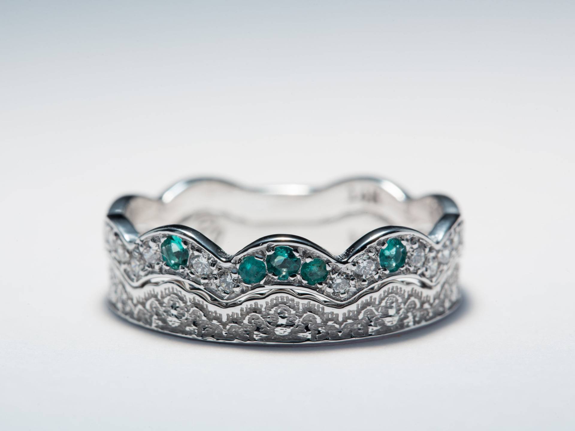 14K Gold Smaragd Diamant Welle Stapelring Set von PreciousLaceJewelry