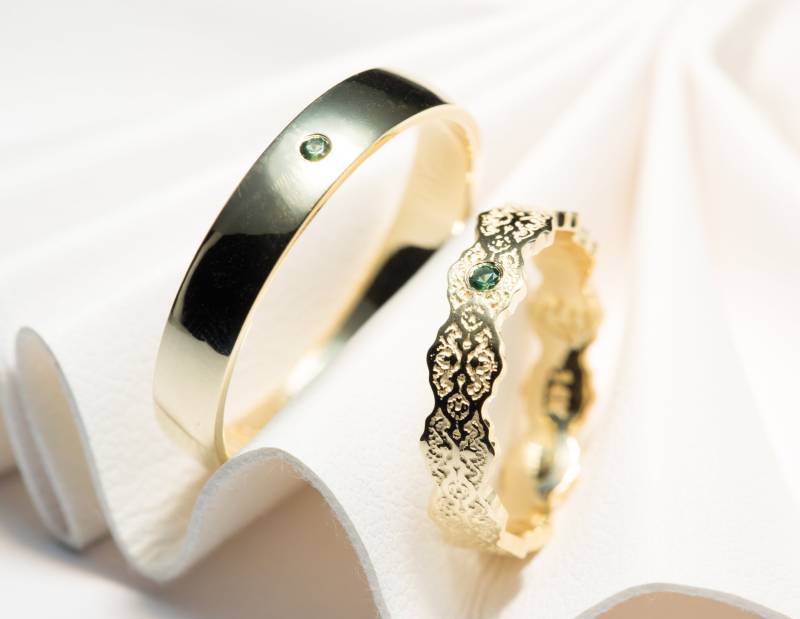 14K Gold Smaragd Ehering Set Seine Und Ihre Spitzenbänder von PreciousLaceJewelry