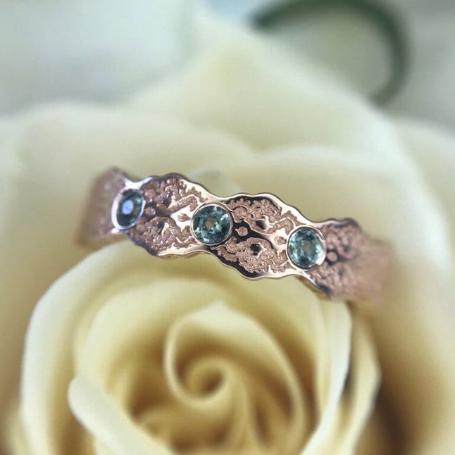 Dreistein Alexandrit Gold Ehering Spitzenmuster Ring von PreciousLaceJewelry