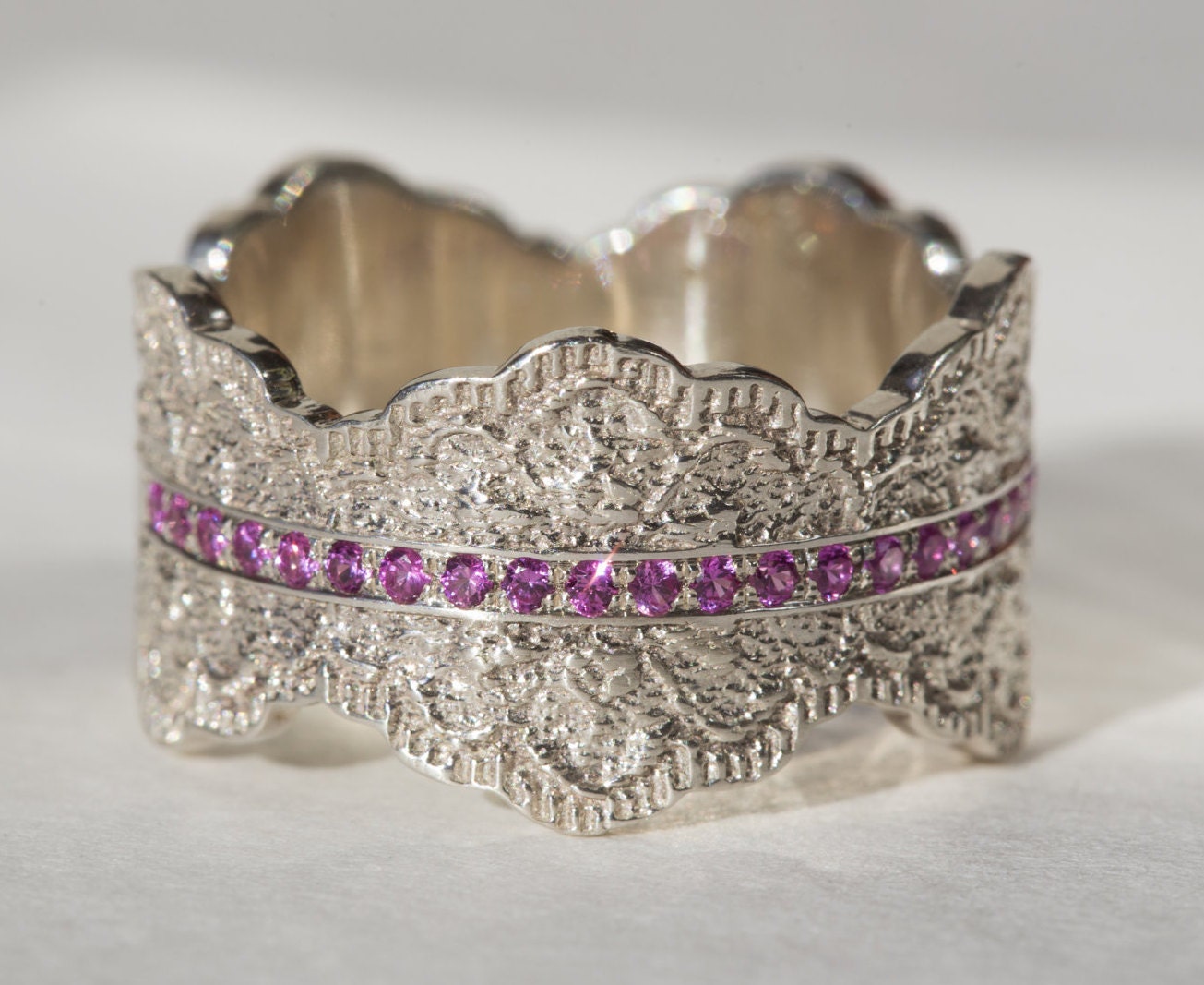 Gold Spitzenring Breites Band Mit Rosa Saphiren von PreciousLaceJewelry