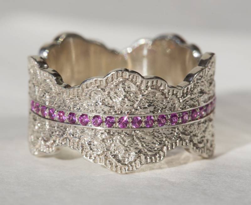 Gold Spitzenring Breites Band Mit Rosa Saphiren von PreciousLaceJewelry