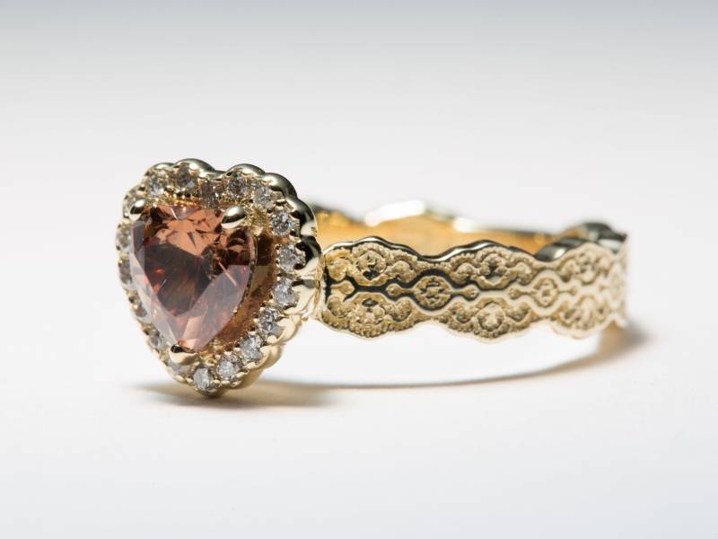 Herz Diamant Halo Verlobungsring Gold Lace Band Setting von PreciousLaceJewelry