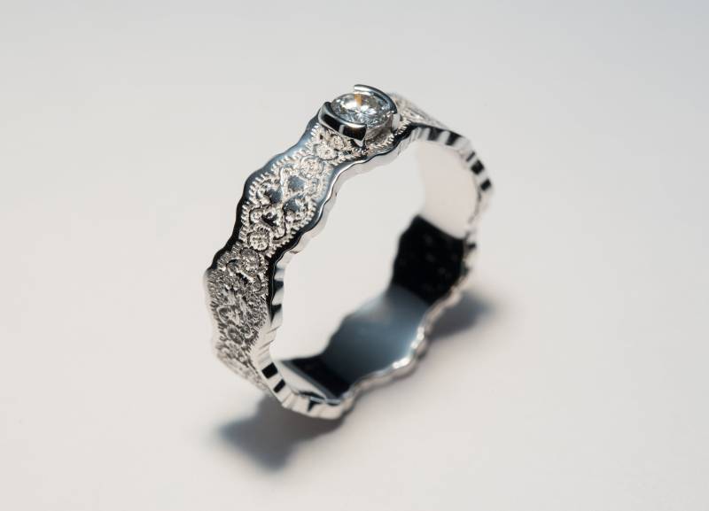 Rosegold Spitzen Diamant Verlobungsring Ausgebogener Solitär von PreciousLaceJewelry