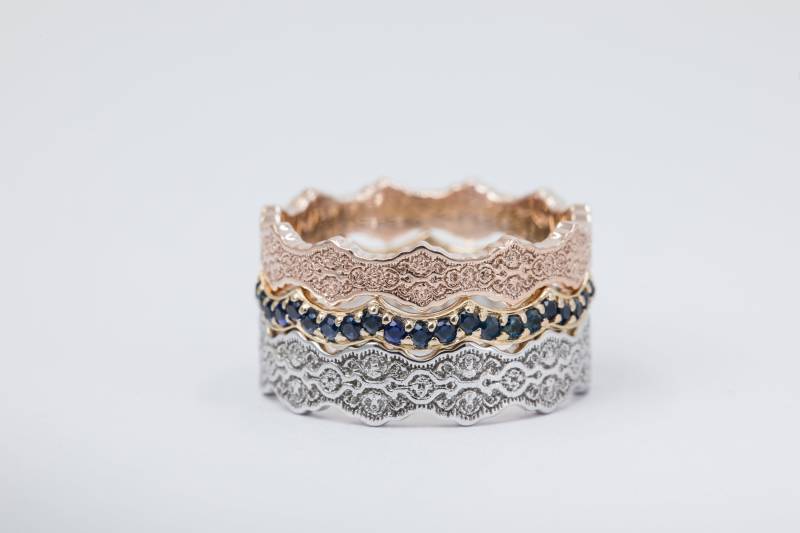 Saphir & Gold Spitze Hochzeit Ring Set 14K Stapelringe von PreciousLaceJewelry