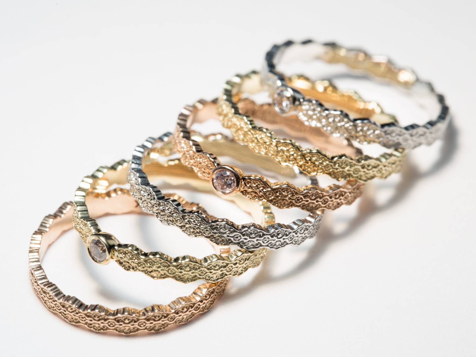 Zierliche Goldspitze Stapelringe Set Art Deco Diamant Ringe von PreciousLaceJewelry