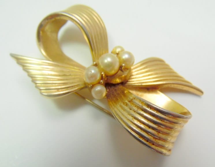 Demure Goldton Bow Tie Brosche, Mit Perle Mitte. Sehr Gut Verarbeitet, Und 2" von PreciousMemoriesOne