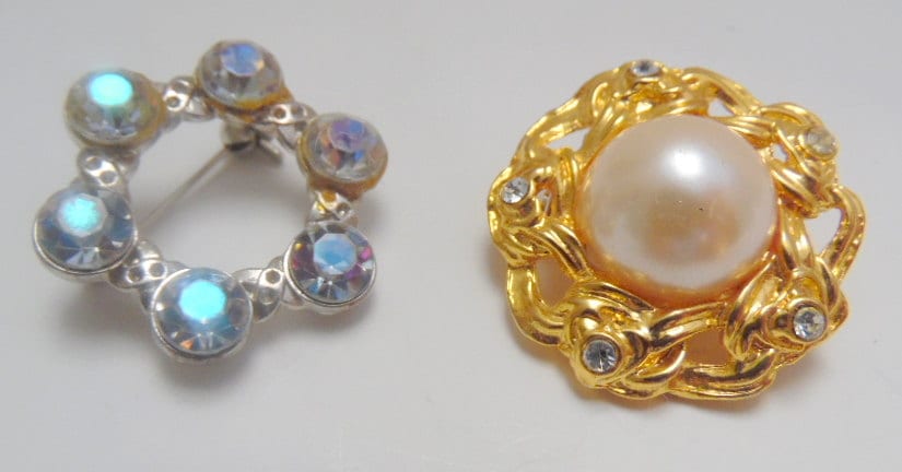 Ein Paar Vintage Broschen. Goldton Mit Großer Perlmuttfarbener Mitte, Und Kranzart Großen Strasssteinen von PreciousMemoriesOne