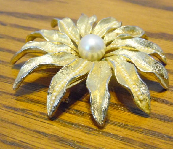 Große Statement Blumen Brosche. Gold Distressed Auf Silberbasis, Große Faux Perle Mitte. Vintage Schmuck, Vintage Brosche, Lg Blumenbrosche von PreciousMemoriesOne