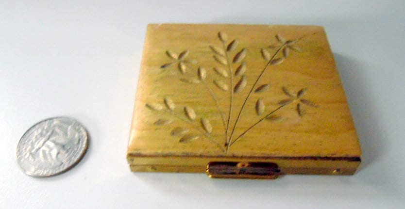 Vintage, Goldton Mit Geprägtem Holzüberzug Kompakt, Blumenmuster, Abgenutzten Pulver Und Puder, Einige Gebrauchsspuren Am Goldgehäuse, Wie von PreciousMemoriesOne