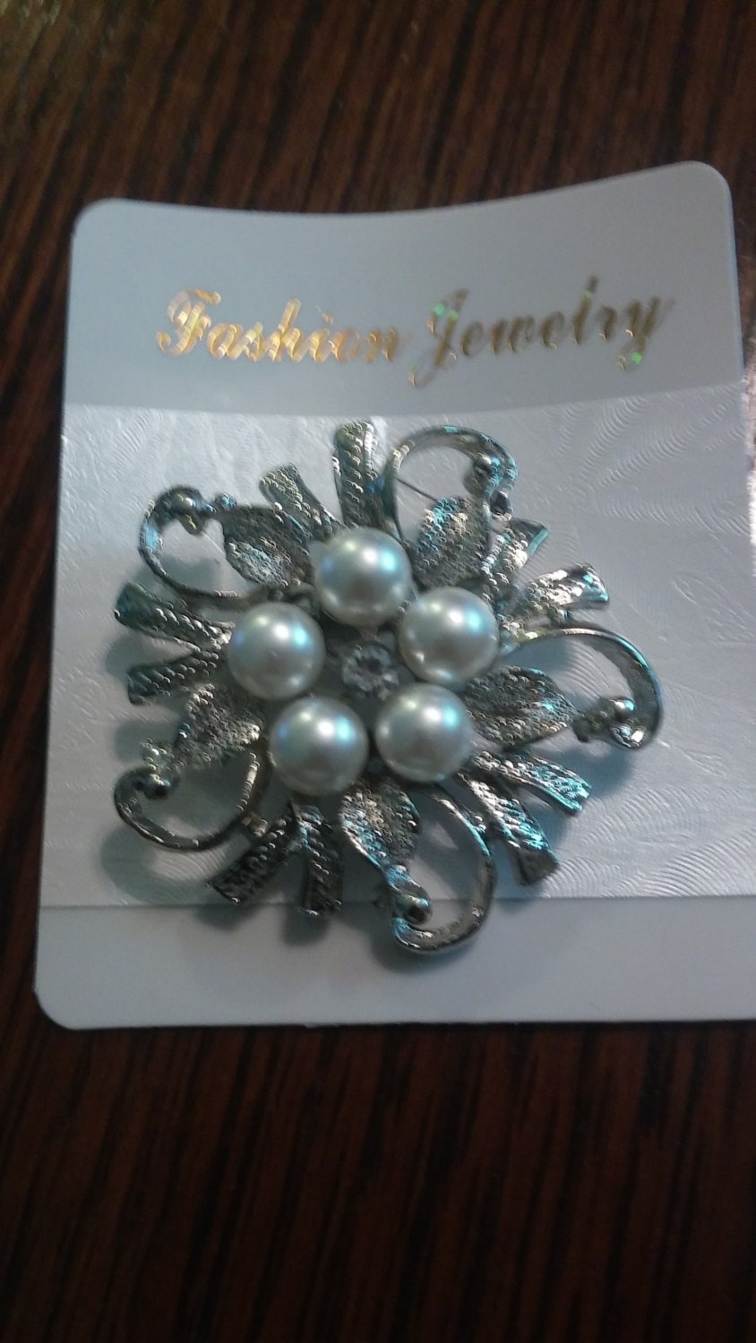 Wunderschöne Brosche. Silber Mit Strasssteinen Und Perle in Der Mitte von PreciousMemoriesOne