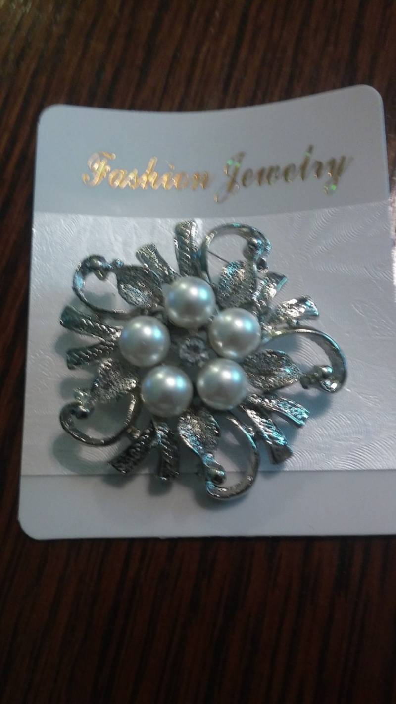 Wunderschöne Brosche. Silber Mit Strasssteinen Und Perle in Der Mitte von PreciousMemoriesOne