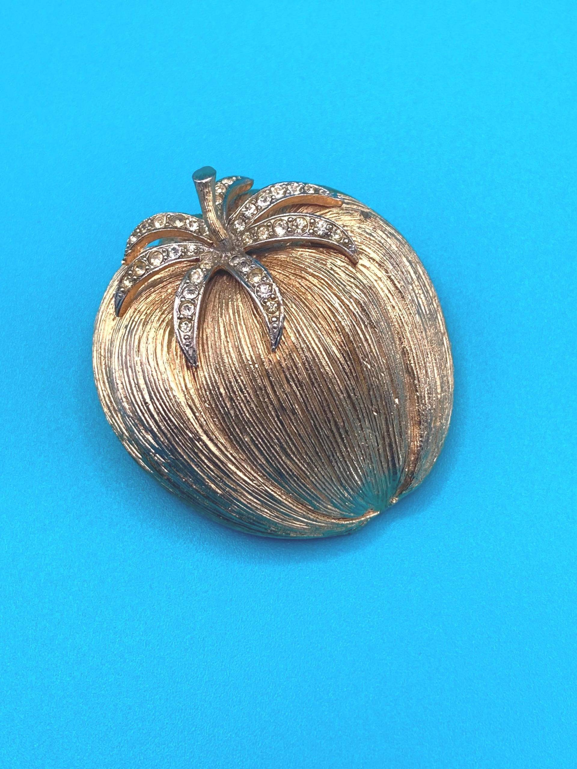 Coro Handwerk Vintage Gold Ton Erdbeerform Brosche C1950 von Preciouspastevintage