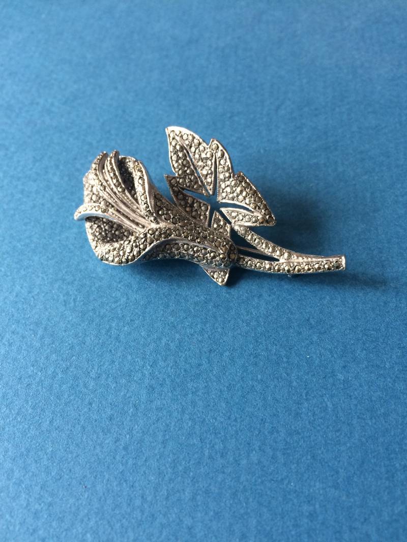Floraler Markasit Pin C1940 von Preciouspastevintage