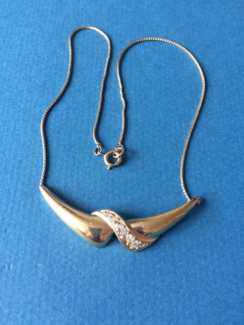 Vintage Trifari Halskette Goldfarben Mit Strassakzenten Im Chocker-Stil Von 1980 von Preciouspastevintage