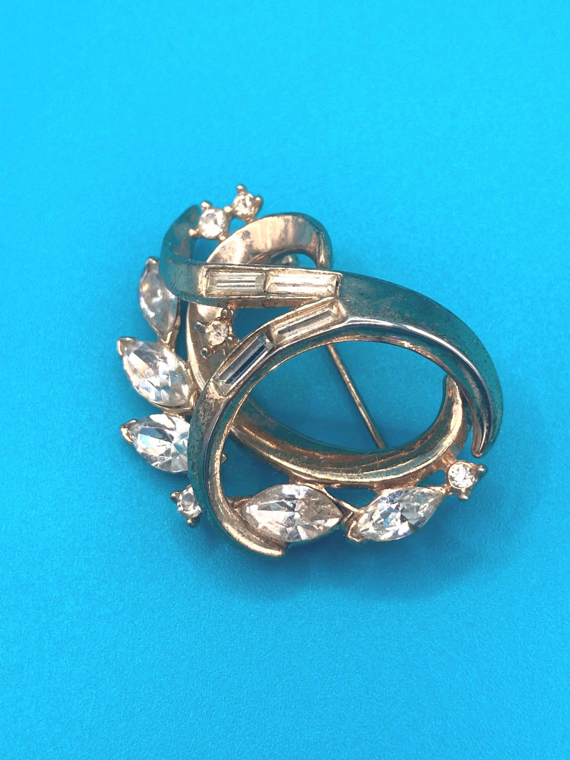 Vintage Brosche, Trifari, Mit Strasssteinen, Alfred Philippe Um 1940 von Preciouspastevintage