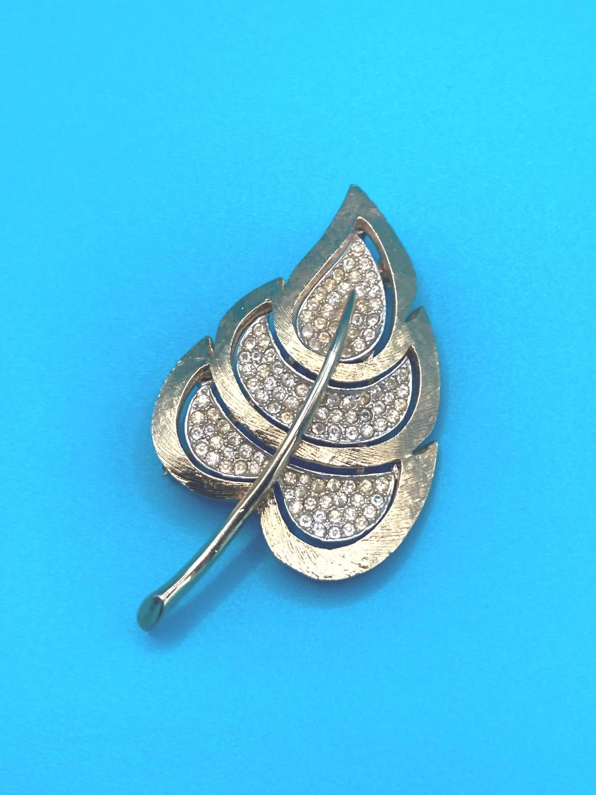 Vintage Corocraft Strass - Und Gold-Ton Blatt-Design Pin-Brosche C1960 von Preciouspastevintage