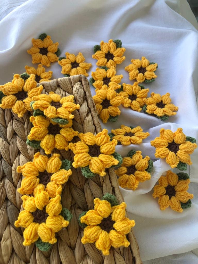 10 Stück Gehäkelte Daisy Blumen Applikationen - Sonnenblumengelbe Häkelblumen 5 cm Handgefertigtes Motiv Set von Predetech