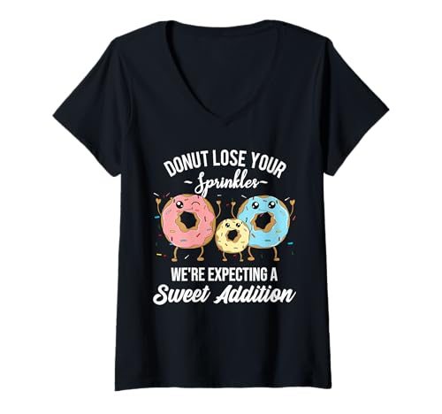 Damen Donut Baby Ankündigung Lustige Süße Ergänzung Eltern Mama Papa T-Shirt mit V-Ausschnitt Damen Donut Baby Ankündigung Lustige Süße Ergänzung Eltern Mama Papa T-Shirt mit V-Ausschnitt von Pregnancy Reveal Expecting a Boy Family Quote