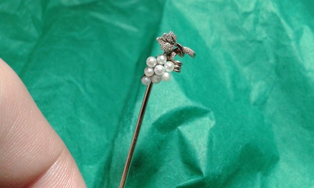 Exquisite Edwardian Solide 14K Gold Und Samen Perle Stick Pin, Geformt Als Ein Bündel Von Trauben Mit Gold Ranken Gedankten Pflanzenflora Natur Exquisite Edwardian Solide 14K Gold Und Samen Perle Stick Pin, Geformt Als Ein Bündel Von Trauben Mit Gold Ranken Gedankten Pflanzenflora Natur von Prelovedbargains