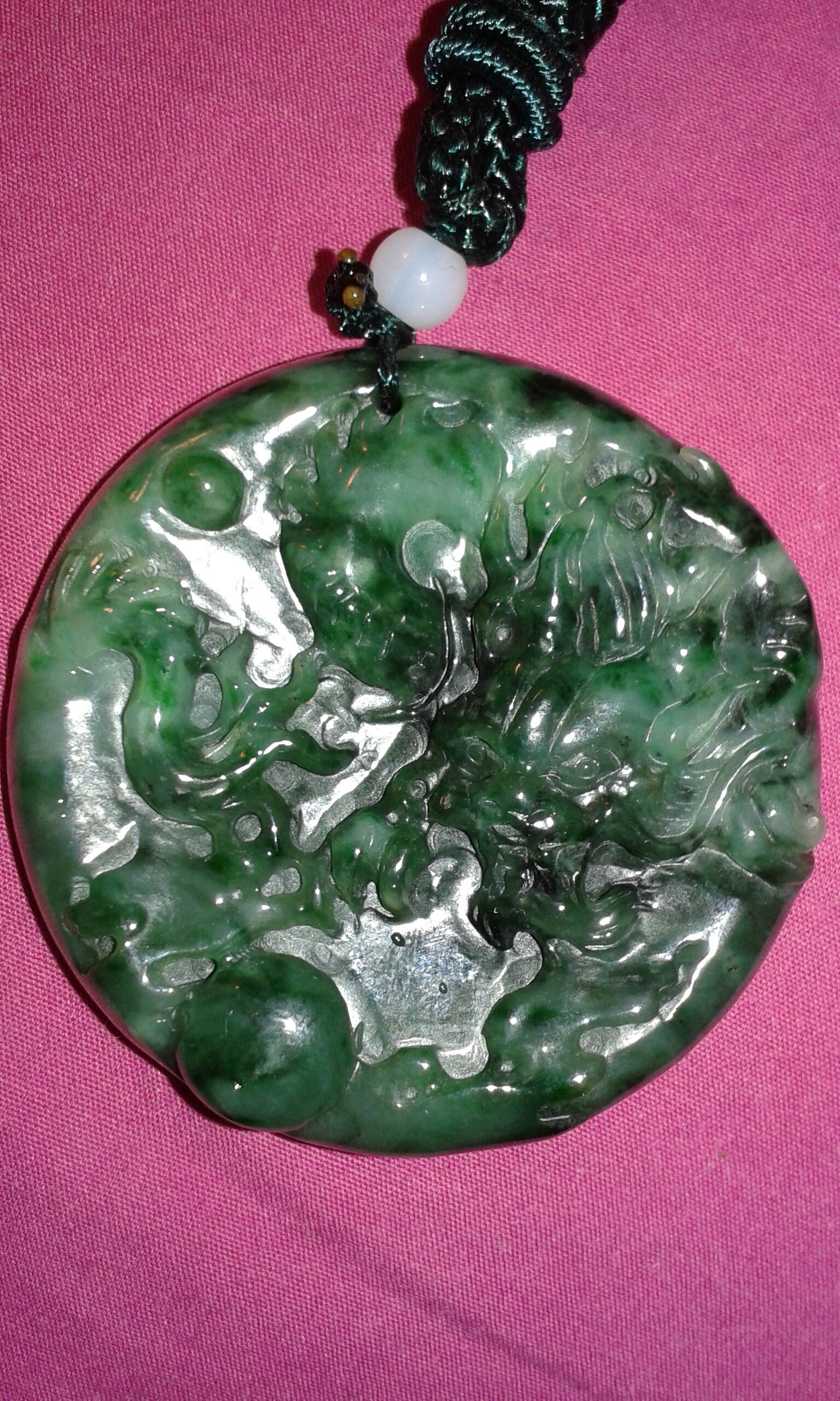 Intensive Lebendige Grün Unbehandelt Jadeit A Jade Drachen Kreis Scheibe Medaillon Anhänger Tarnung Gefleckt Wald Erde Farben von Prelovedbargains