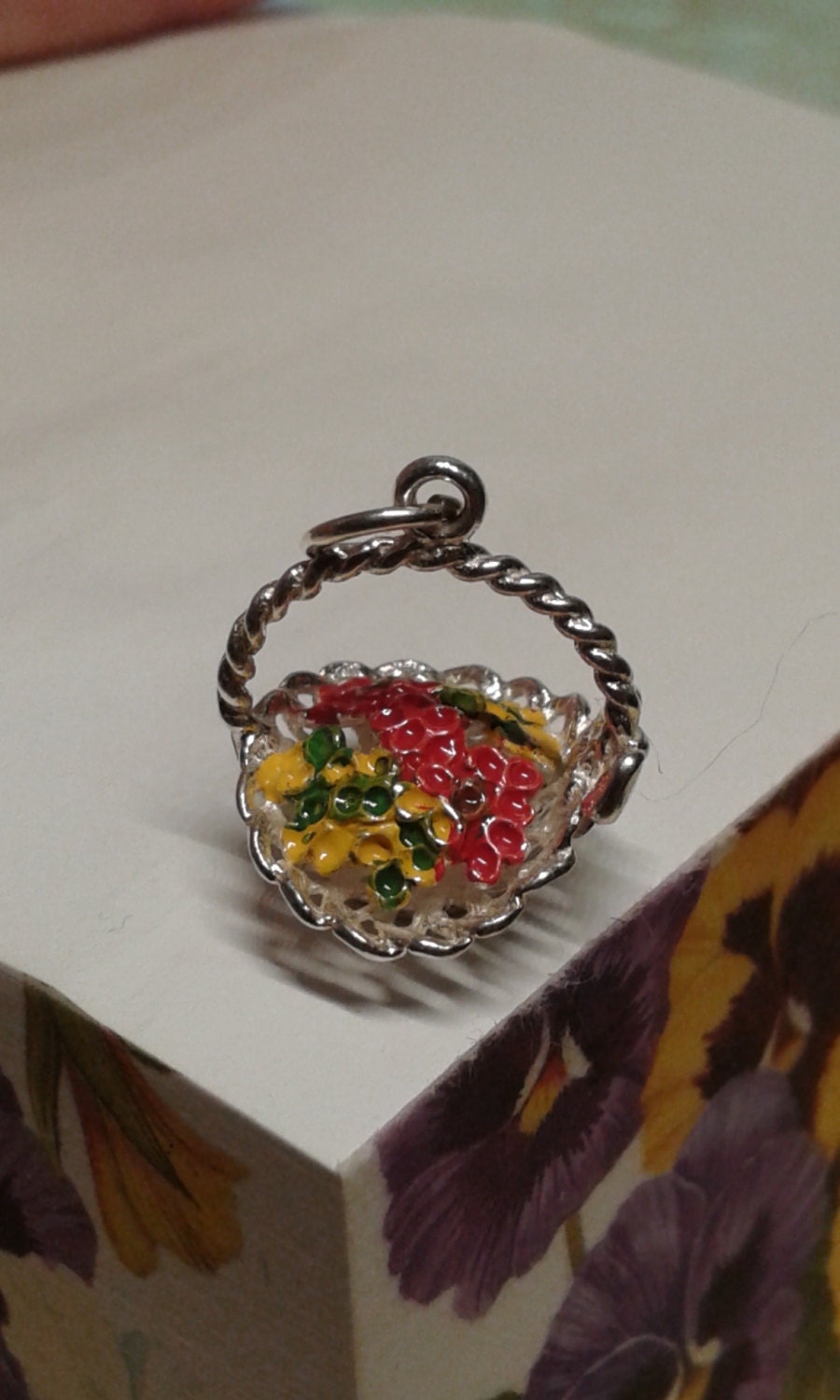 Solide Sterling Silber Emailliert Korb Von Blumen Mit Schleife Detail Armband Charme, Hübsche Gärtner Geschenk Solide Sterling Silber Emailliert Korb Von Blumen Mit Schleife Detail Armband Charme, Hübsche Gärtner Geschenk von Prelovedbargains