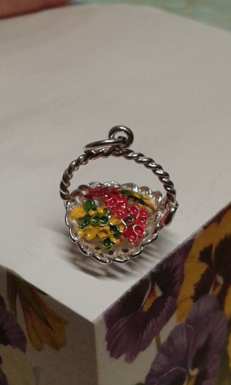 Solide Sterling Silber Emailliert Korb Von Blumen Mit Schleife Detail Armband Charme, Hübsche Gärtner Geschenk Solide Sterling Silber Emailliert Korb Von Blumen Mit Schleife Detail Armband Charme, Hübsche Gärtner Geschenk von Prelovedbargains