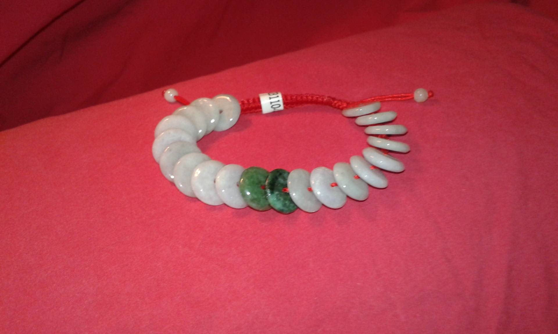 Unbehandelte Imperial Green Jadeit Doppel Bi Scheibe Und Weiß Schneebedeckte Verstellbar Unisex Armband Kiefern in Gefrorenem Schnee Hintergrund von Prelovedbargains