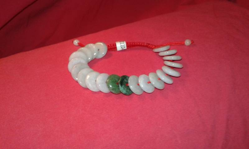 Unbehandelte Imperial Green Jadeit Doppel Bi Scheibe Und Weiß Schneebedeckte Verstellbar Unisex Armband Kiefern in Gefrorenem Schnee Hintergrund von Prelovedbargains