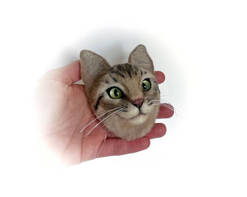 Nadel Gefilzte Flauschige Katze Portrait Brosche, Weiche Wolle Kätzchen Memory Brosche Nadel Gefilzte Flauschige Katze Portrait Brosche, Weiche Wolle Kätzchen Memory Brosche von PremaFelt