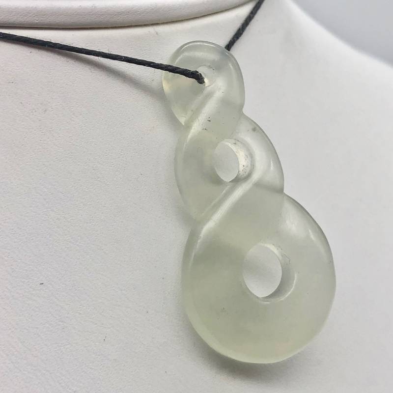 Hand Geschnitzte Durchscheinende Serpentin Infinity Anhänger Mit Schwarzer Schnur 1 3/4 "Lang von PremiumBeadStudio
