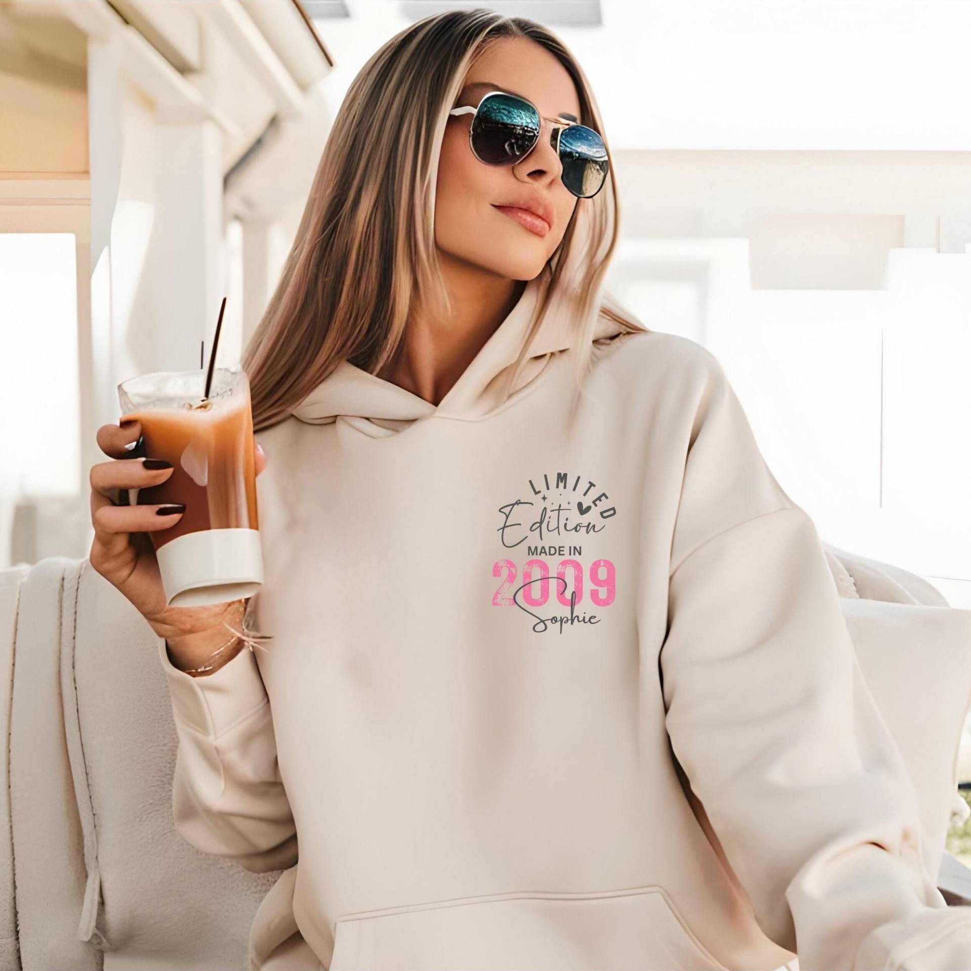 Personalisiertes Geschenk Für Tochter, T-Shirt & Hoodie Mit Namen + Jahrgang, Geburtstagsgeschenk Freundin, Geschenke 16. Geburtstag Mädchen von PremiumPrintsDeluxe