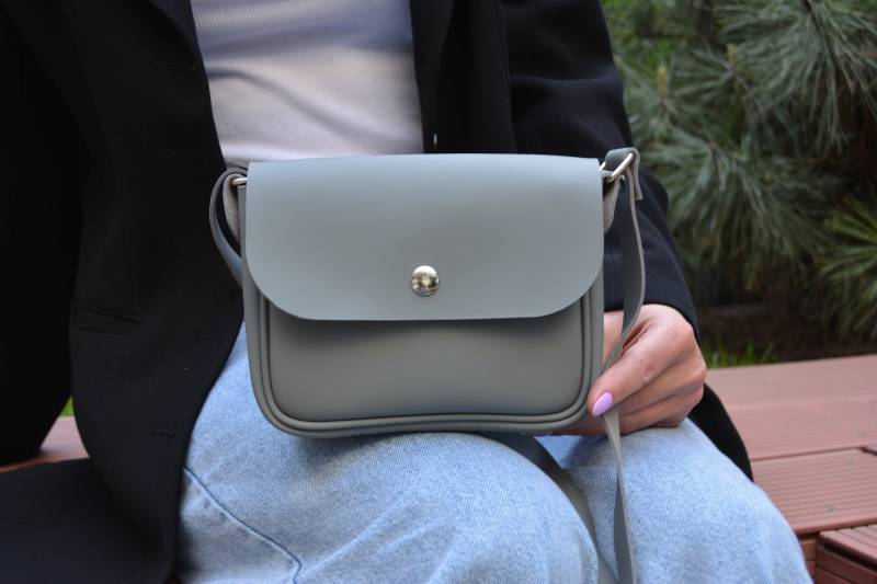 Kleine Frauen Cross Body Umhängetasche, Handgefertigte Soft Touch Lederhandtaschen, Personalisierte Leder Crossbody Geldbörse, Graue Ledertasche von PresentIdeaSirens