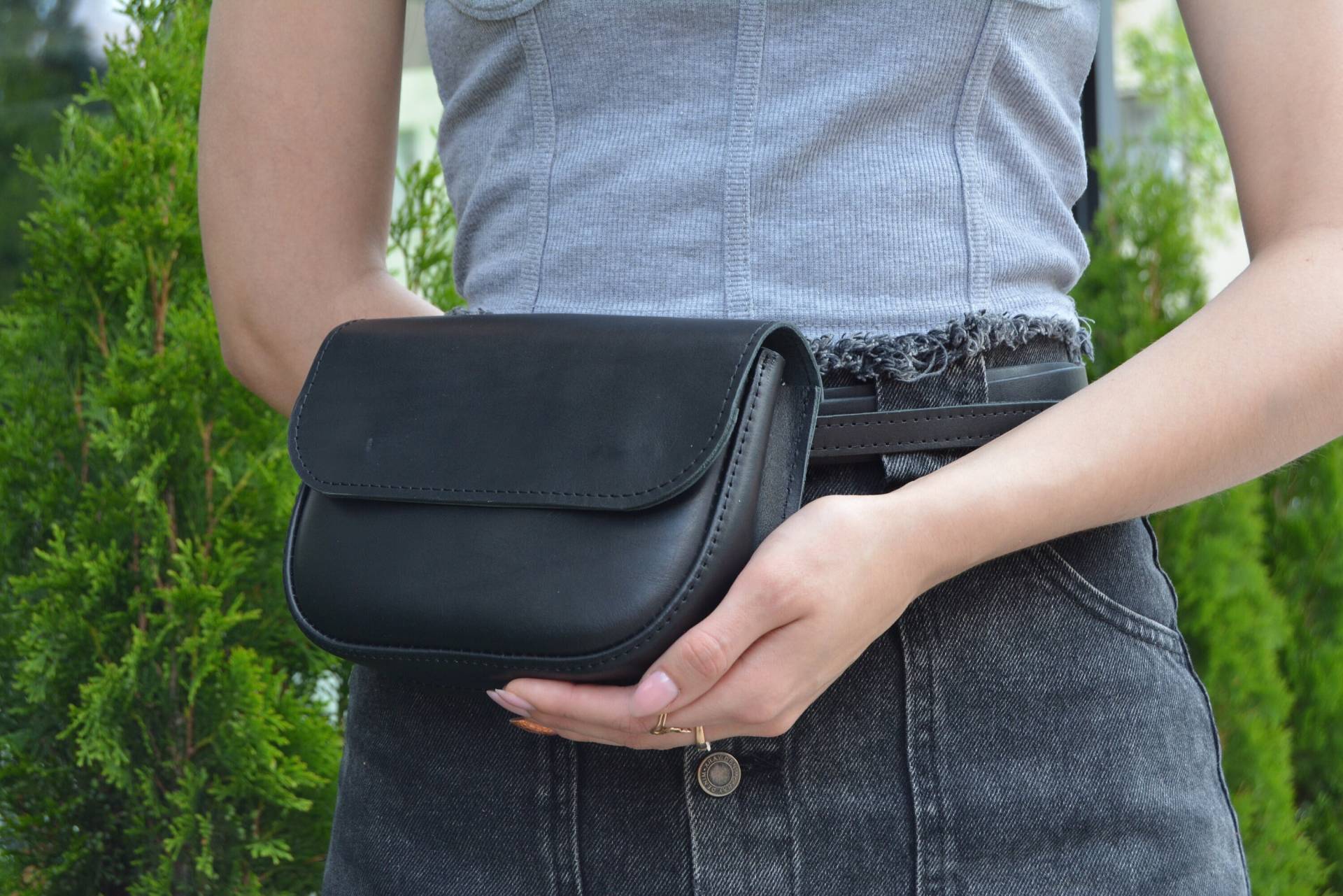 Ledertasche Nach Maß, Festival Bauchtasche Für Frauen, Süße Schultertasche Kleine Crossbody-Tasche, Schwarze Ledergürteltasche von PresentIdeaSirens