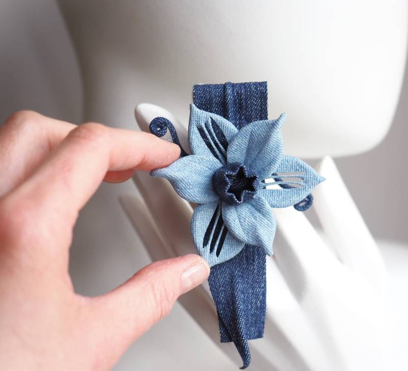 Versandfertig Blaue Denim Narzisse Brosche, Baumwolle Blumen Schmuck, Denim Blume, Knopfloch, Narzissen Brosche Aus Baumwolle, Frühlingsschmuck von PresentPerfectDenim